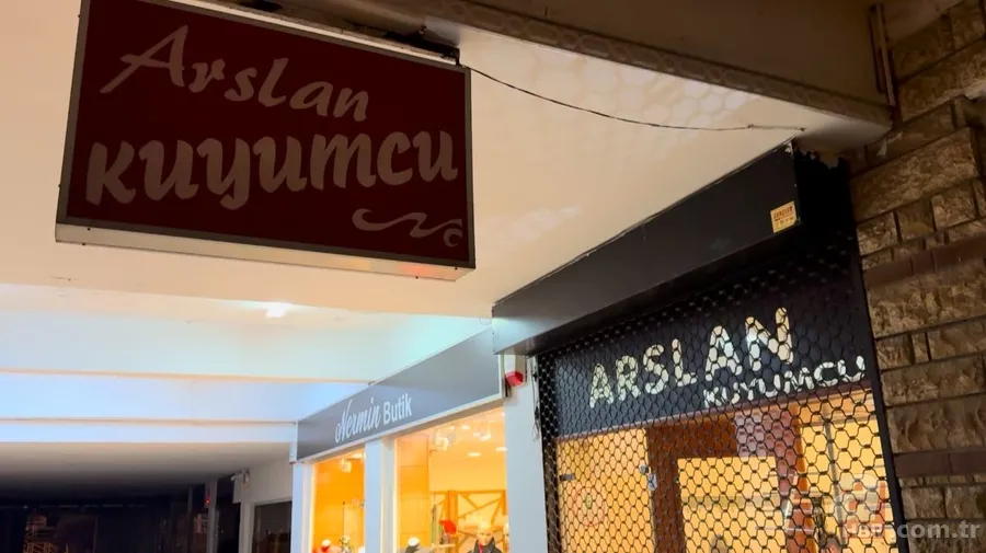 Bursa Nilüfer'de soygun: Girdikleri kuyumcudan 500 bin TL’lik altın çaldılar 7