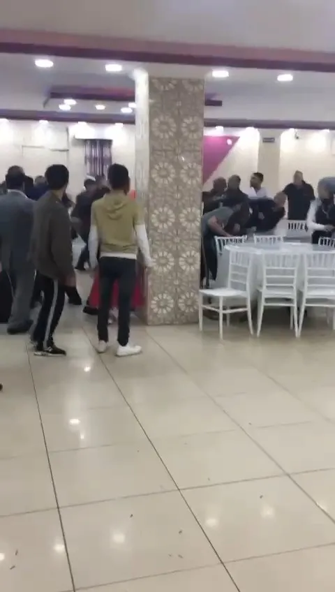 1684576434172.jpg Bursa’da düğünde meydan kavgası! Ortalık birbirine girdi masa ve sandalyeler havada uçuştu - 1