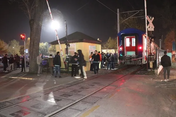 1668881724590.jpg Sakarya'da anlık dalgınlık ölüm getirdi! Genç kız elektrikli skuter ile trenin altında kaldı! İşte o feci kazanın görüntüleri... - 3