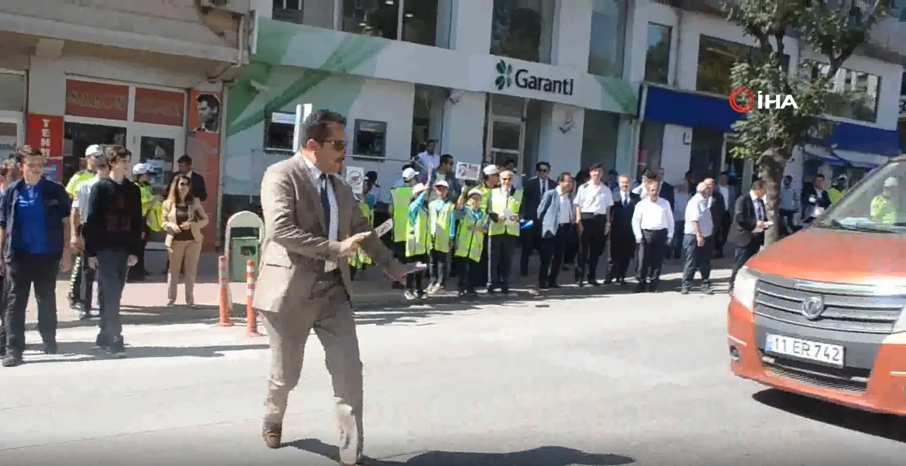 Bilecik Valisi'ne yaya etkinliğinde araba çarpıyordu