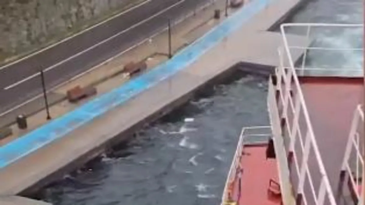 İstanbul Boğazı’nda korku dolu anlar! Akıntıya kapılan gemi kıyıya çarpıyordu