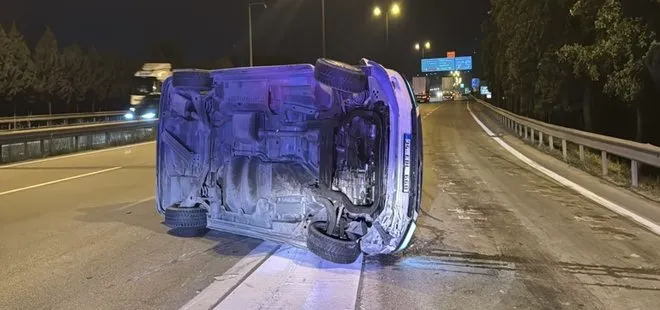 TEM Otoyolu'ndan feci kaza: Minibüs bariyerlere çarparak devrildi