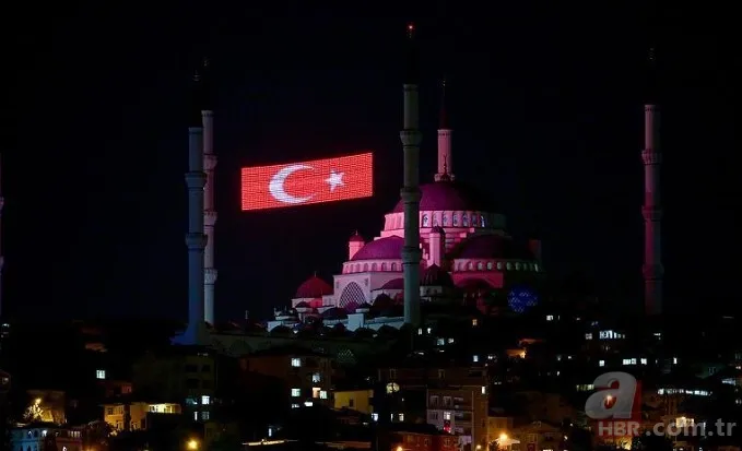 15 Temmuz'da Türkiye genelindeki tüm camilerde sela sesleri yükseldi 3
