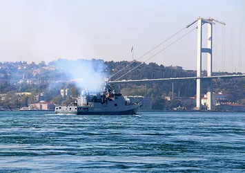 Rus savaş gemisi boğazdan geçti