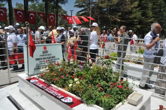 Kahraman Ömer Halisdemir'in kabrine ziyaretçi akını - 3