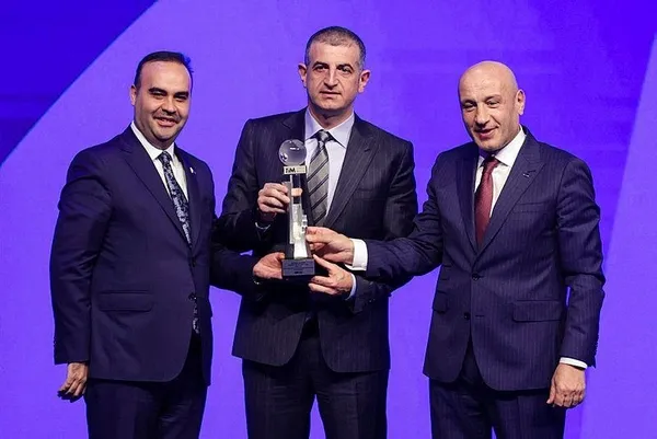 Baykar Türkiye’nin en büyük 10 ihracatçı firmasından biri oldu! Ödülü Başkan Erdoğan bizzat takdim etti