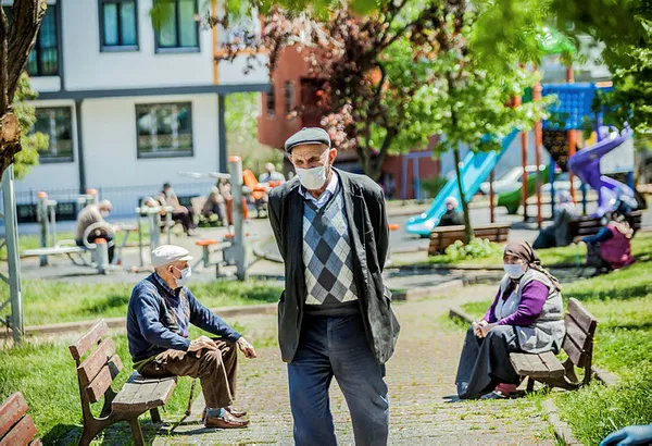 Bursa'da 65 yaş ve üzeri vatandaşlara sokağa çıkma kısıtlaması - 1