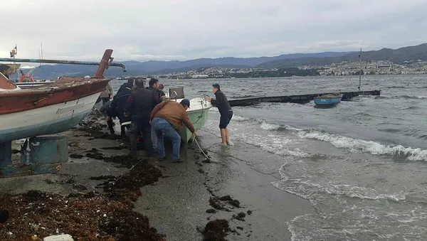 1700918499371.jpg Kocaeli'de tekneler battı! Marmara Denizi'nde fırtına! Kurtarmak için kıyıya koştular... - 2