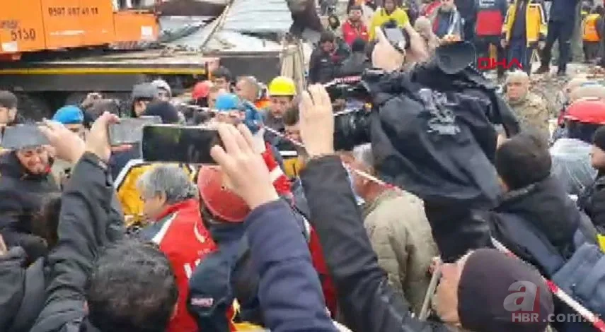 Depremden saatler sonra mucize kurtuluşlar! Umutlu bekleyişler sürüyor 24