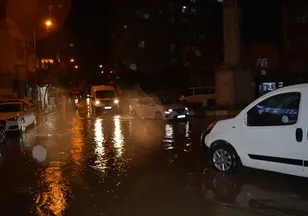 Mardin'de ev ve işyerlerini su bastı