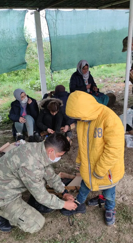 Son dakika | Milli Savunma Bakanlığı duyurdu! Yunanistan'ın ölüme terk ettiği göçmenler kurtarıldı - 1