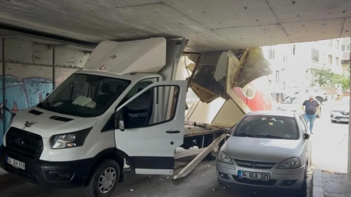 Bayrampaşa'da bir kamyonet alt geçide sıkıştı