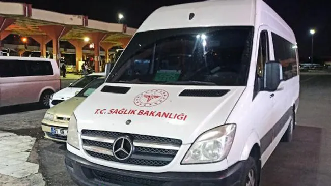 adanada-kisitlamada-uzerine-saglik-bakanligi-yazdirdigi-minibusuyle-yolcu-tasirken-yakalandi-1621587991366.jpg Adana’da kısıtlamada üzerine 'Sağlık Bakanlığı’ yazdırdığı minibüsüyle yolcu taşırken yakalandı - 1