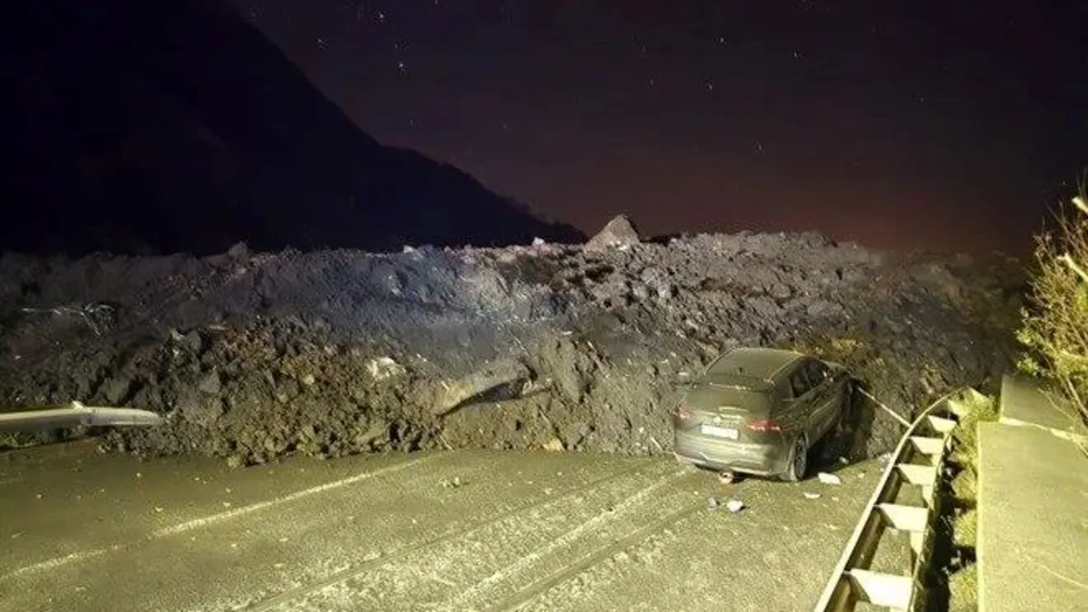 Artvin'de heyelan etkili oldu: Karadeniz Sahil yolu ulaşıma kapandı