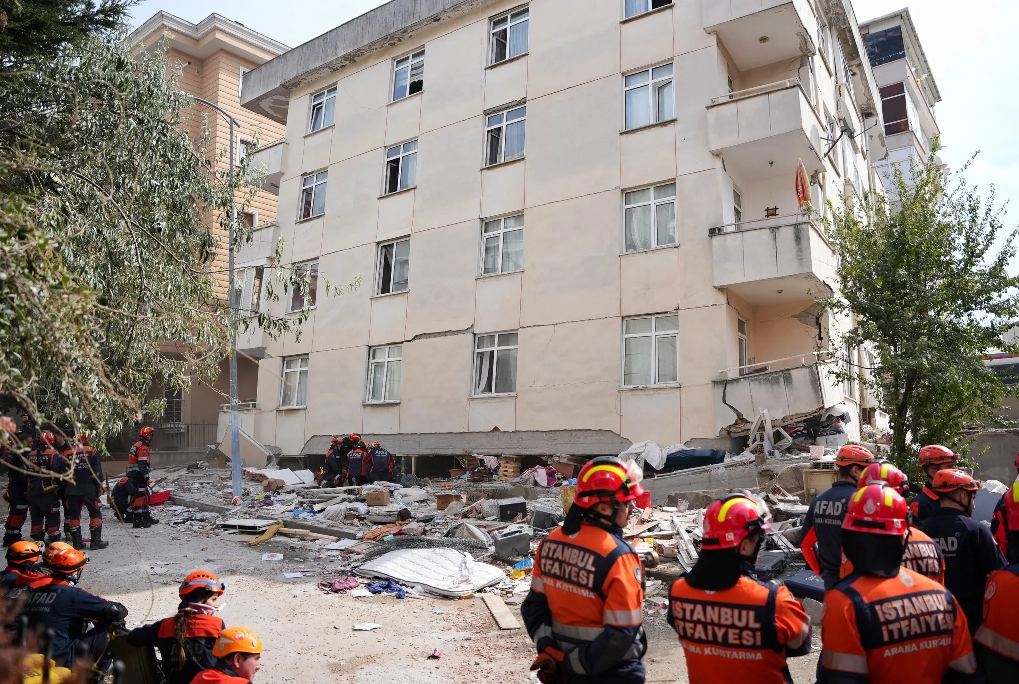 Maltepe'de göz göre göre gelen facia: Çöken binanın çatlak görüntüleri ortaya çıktı! Dükkan sahibi A Haber’e konuştu
