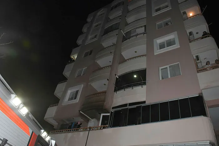 İzmir'in Buca ilçesindeki 8 katlı apartmanda yangın paniği - 2