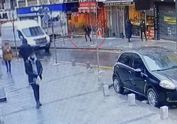 İstanbul'da akılalmaz olay! Yolda yürürken üstüne insan düştü