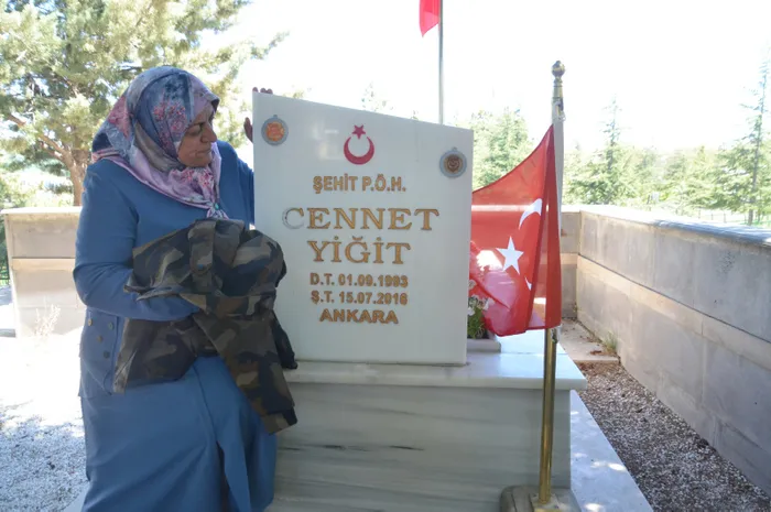 15 Temmuz şehidi Cennet Yiğit’in annesi yürekleri dağladı: Üniformanın üzerinde hâlâ kokun var