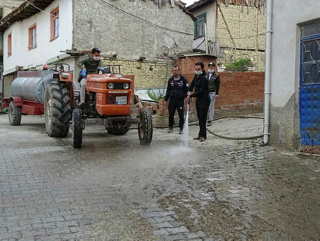 Kütahya’da köylüler koronavirüse karşı sokaklarını termal suyla yıkıyorlar - 2