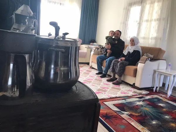 Malatyalı depremzedeler yeni evlerine geçti: Namaz kılarken Erdoğan'a teşekkür ediyorum - 1