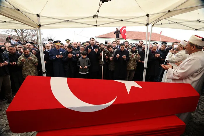 Şehit babasından ağlatan sözler! Bakan Kurum anlattı: ’Ayakkabılarım çamurlu’ dedi binmek istemedi