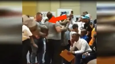 Ünlü oyuncuya tekmeli saldırı