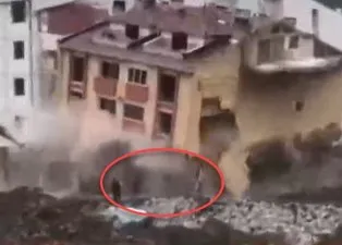 Kastamonu’da hasarlı bina çöktü! Yıkılan binadan son anda kurtuldular