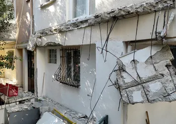 Kadıköy'de faciadan dönüldü! 5 katlı binanın balkonları çöktü