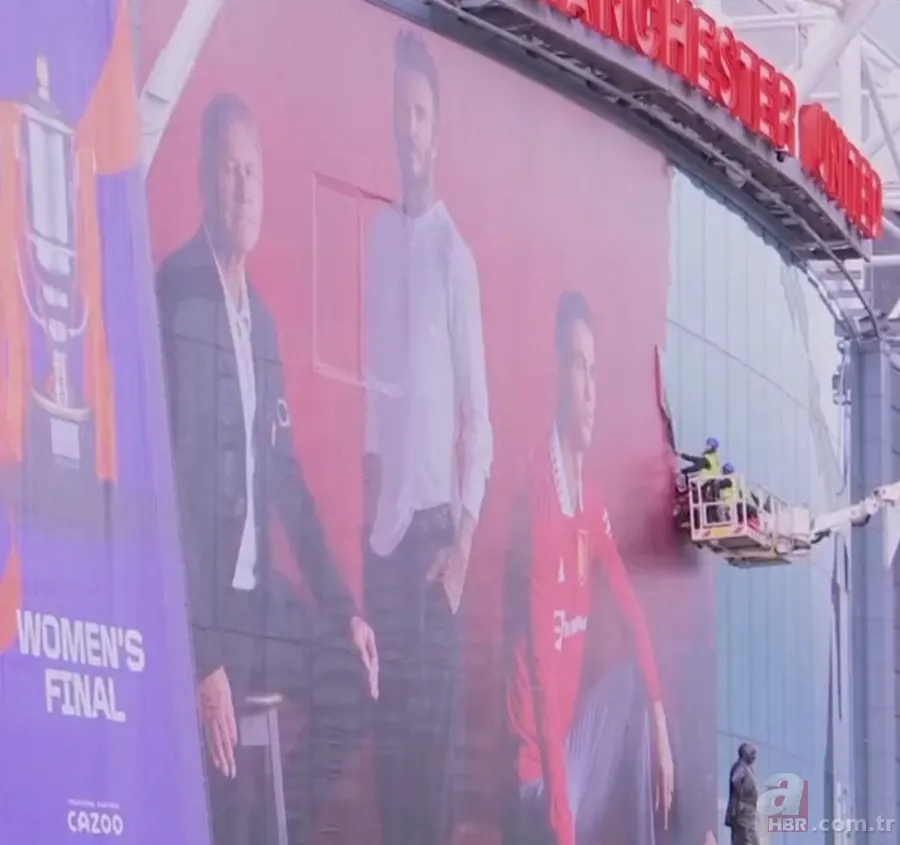 Manchester United Ronaldo'yu sildi! Fotoğraflarını söktüler 1