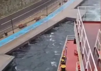 İstanbul Boğazı’nda korku dolu anlar! Akıntıya kapılan gemi kıyıya çarpıyordu