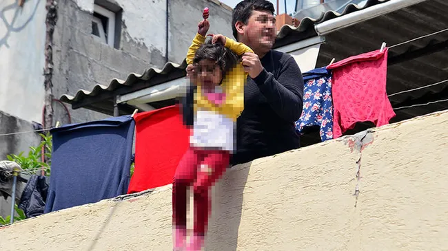 Adana’da Büyü yapıldı diyerek kızını balkondan sarkıtan baba tutuklandı