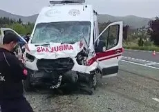 Elazığ’da hafif ticari araçla ambulans çarpıştı