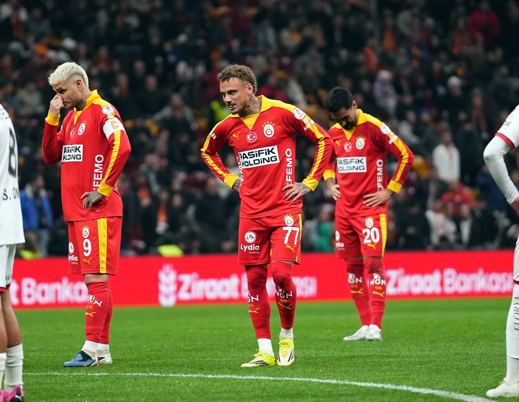 Galatasaray'a evinde soğuk duş | Spor yazarları yorumladı: Laçka oyunla gelen rezalet