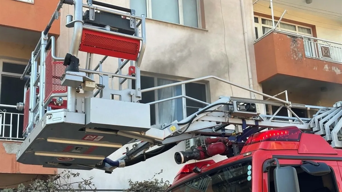 Yangına müdahale etmeye çalışan ev sahibi dumandan etkilendi