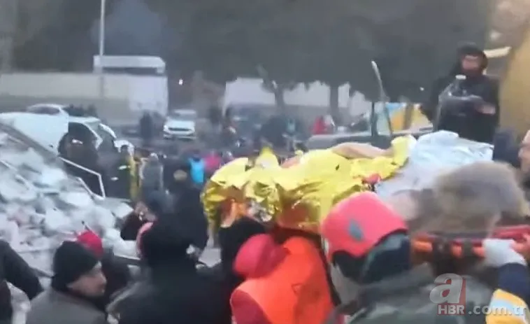 Enkaz başında umutlu bekleyiş! Kurtarma çalışmaları aralıksız devam ediyor 2