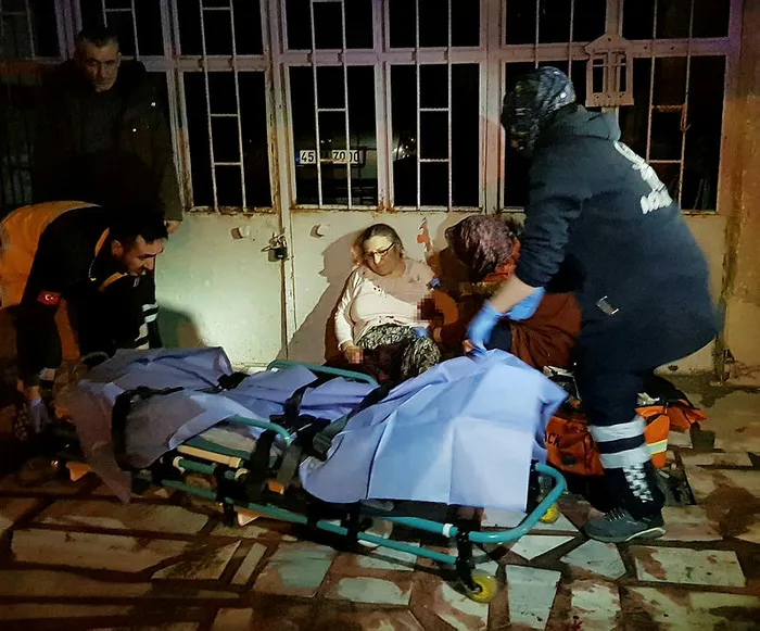Manisa'da bir kadın oğlu tarafından 15 yerinden bıçaklandı - 1