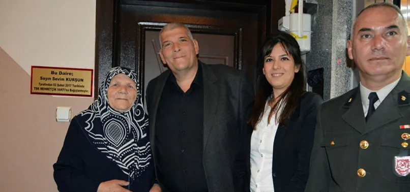 Mehmetçik Vakfı'na 3 evini bağışladı