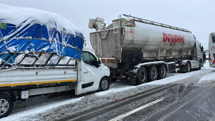 Son dakika: Bolu Dağı'nda kar yağışı kazayı beraberinde getirdi! TEM otoyolu Ankara ve İstanbul istikametleri trafiğe kapandı - 2