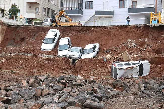 Şanlıurfa Karaköprü'de istinat duvarı çöktü araçlar çukura düştü - 5