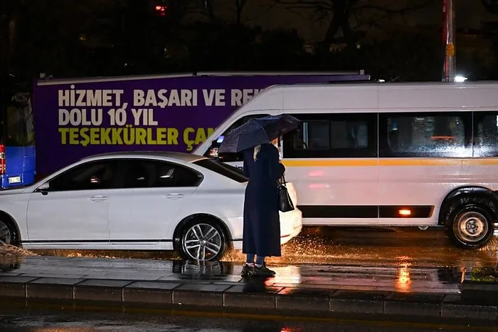 ankarada-saganak-yagis-hayati-olumsuz-etkiledi-trafik-aksadi-1711396658847.jpeg Ankara'da sağanak yağış hayatı olumsuz etkiledi! elektrik direği devrildi: Trafik aksadı - 3