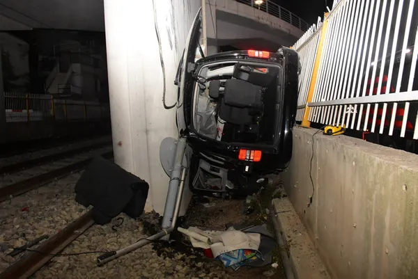 izmirde-hafif-ticari-arac-ust-gecitten-tren-raylarina-uctu-olu-ve-yaralilar-var-1630303673096.jpg