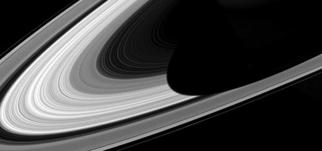 Cassini kayda aldı! Kısalıyor