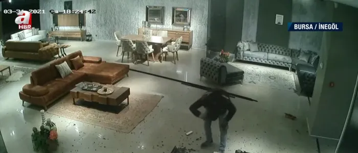 Cam değişiminde korkunç anlar kamerada! Dev cam ellerinde patladı - 3