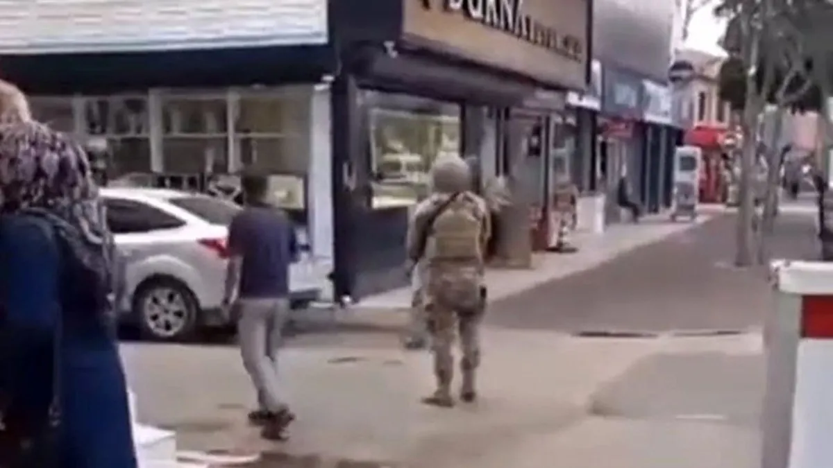 Ailesini rehin alıp polise bıçak çekti