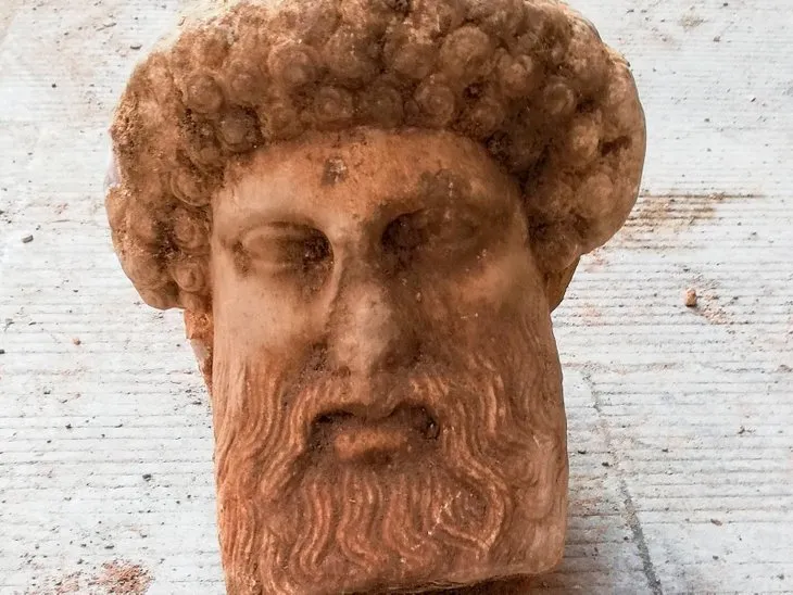 Kanalizasyon çalışmalarında bulundu! Antik Yunan tanrısı Hermes büstü şoke etti