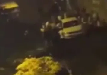 Park halindeki araçlara vurdu! Mahalleli darbetti