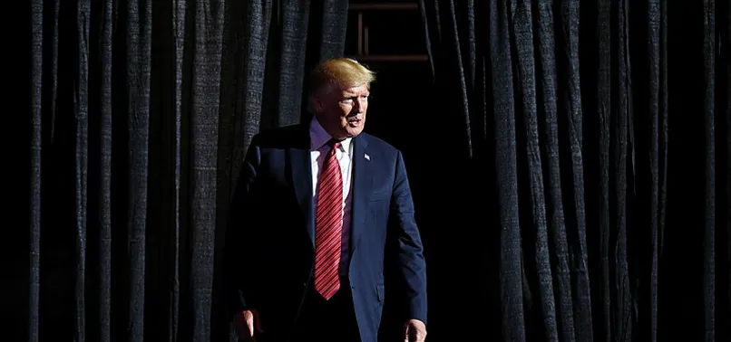 ABD Başkanı Trump gizli belgeyi yanlışlıkla cebinden çıkardı