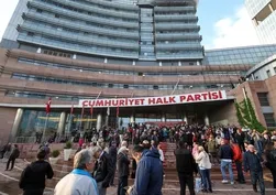 Özgür Özel destekçilerinden Kılıçdaroğlu cephesine ağır küfürler! CHP kapısında görünce çıldırdı: Allah belanı versin! Köpekler