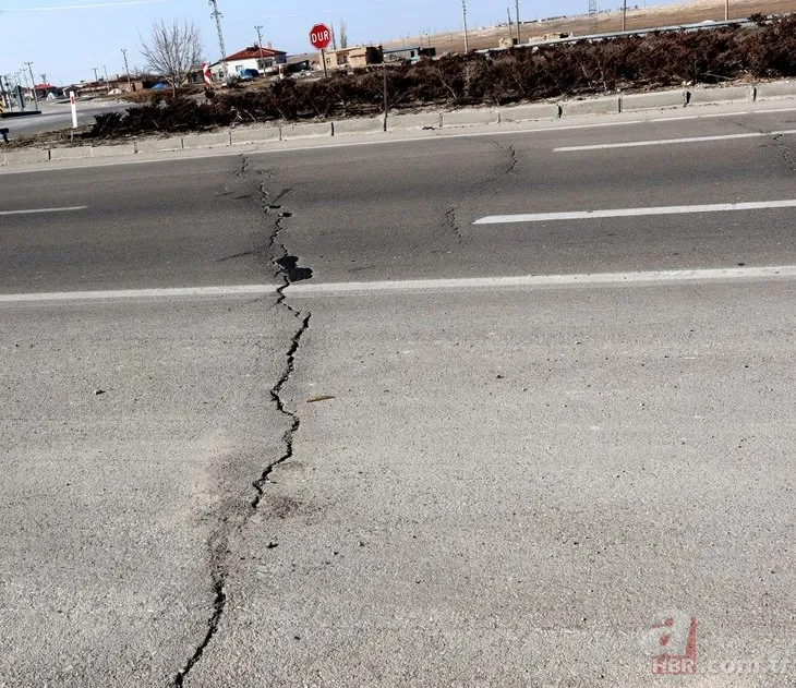 Niğde-Konya depreminde Aksaray’da yol ve araziler yarıldı