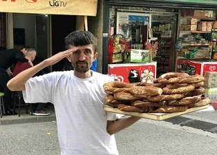 Simit satarak Mehmetçik Vakfı'na bağışta bulundu